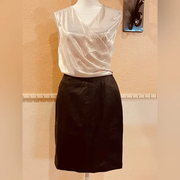 Leather mini skirt by Amanda Smith. Vintage. Decorative stitching. Dark Brown 12 - Picture 4 of 12